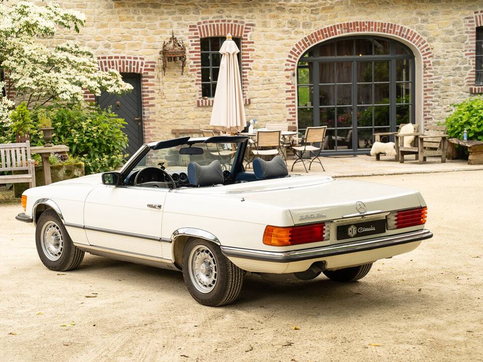 Afbeelding 2/42 van Mercedes-Benz 280 SL (1977)