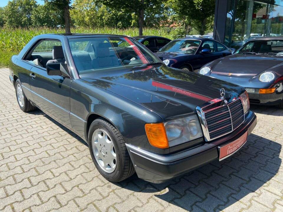 Immagine 6/18 di Mercedes-Benz 230 CE (1991)