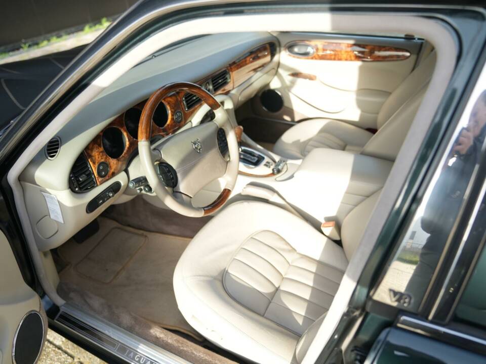 Image 3/30 of Jaguar XJ6 3.2 Sovereign (1997)