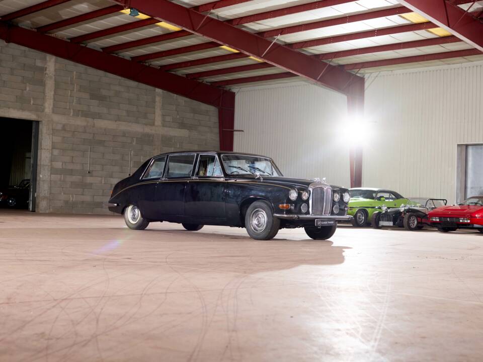 Image 23/70 of Daimler DS 420 (1976)