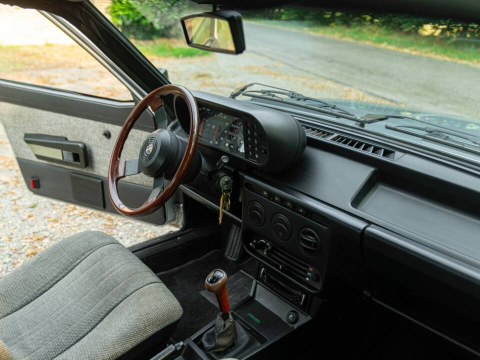 Imagen 25/50 de Alfa Romeo Giulietta 1.8 (1985)