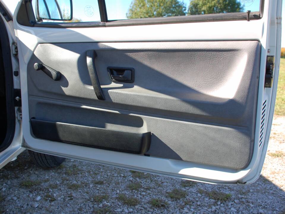 Immagine 16/29 di Volkswagen Polo II Hatchback 1.0 (1989)