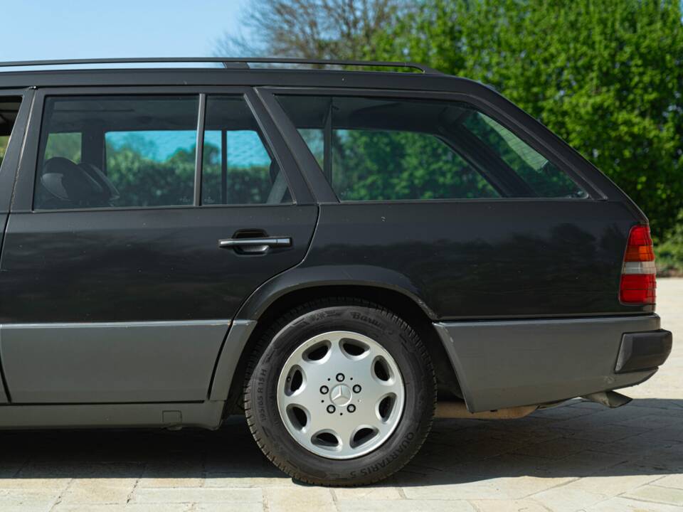 Immagine 18/44 di Mercedes-Benz 200 TE (1992)