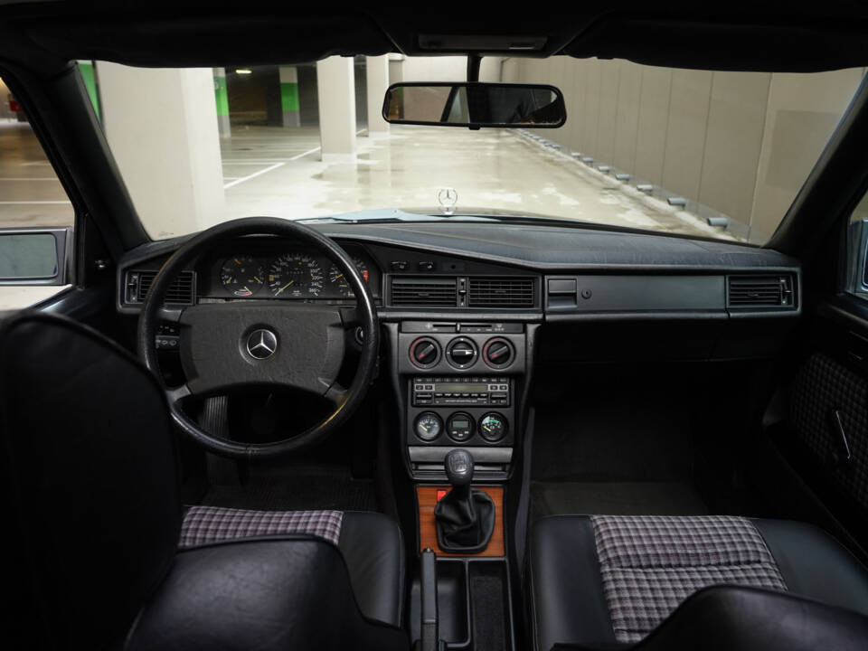Image 22/83 of Mercedes-Benz 190 E 2.3-16 (1984)