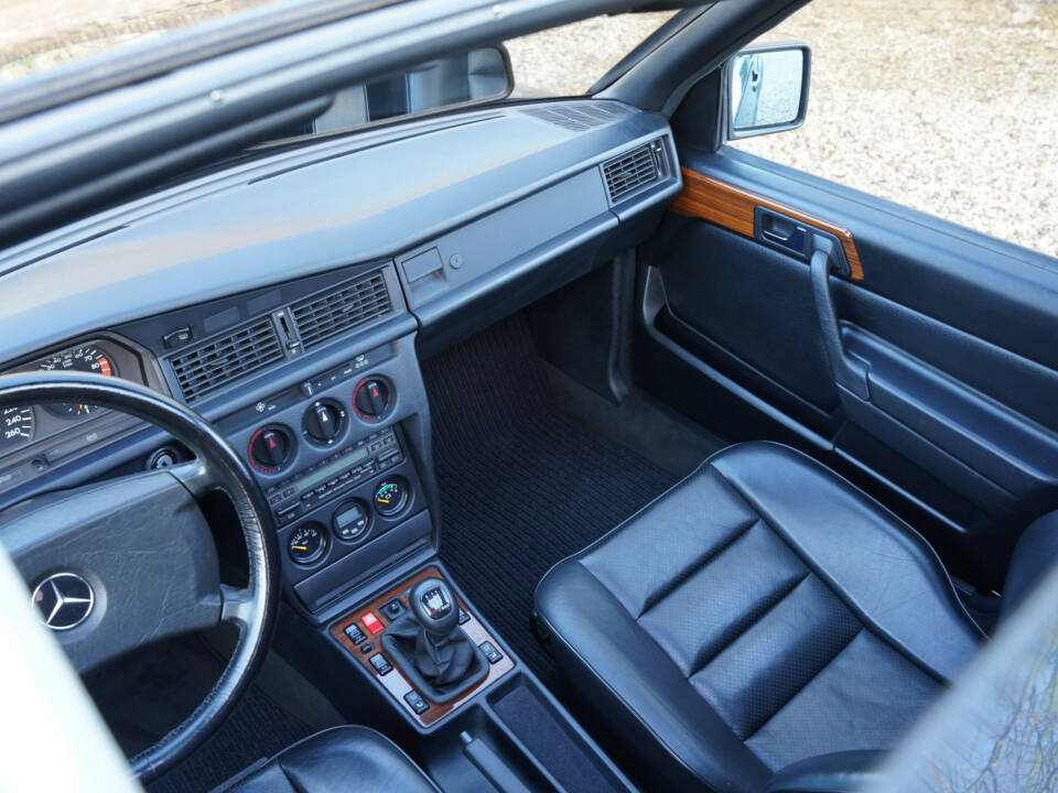 Image 37/50 of Mercedes-Benz 190 E 2.5-16 (1991)