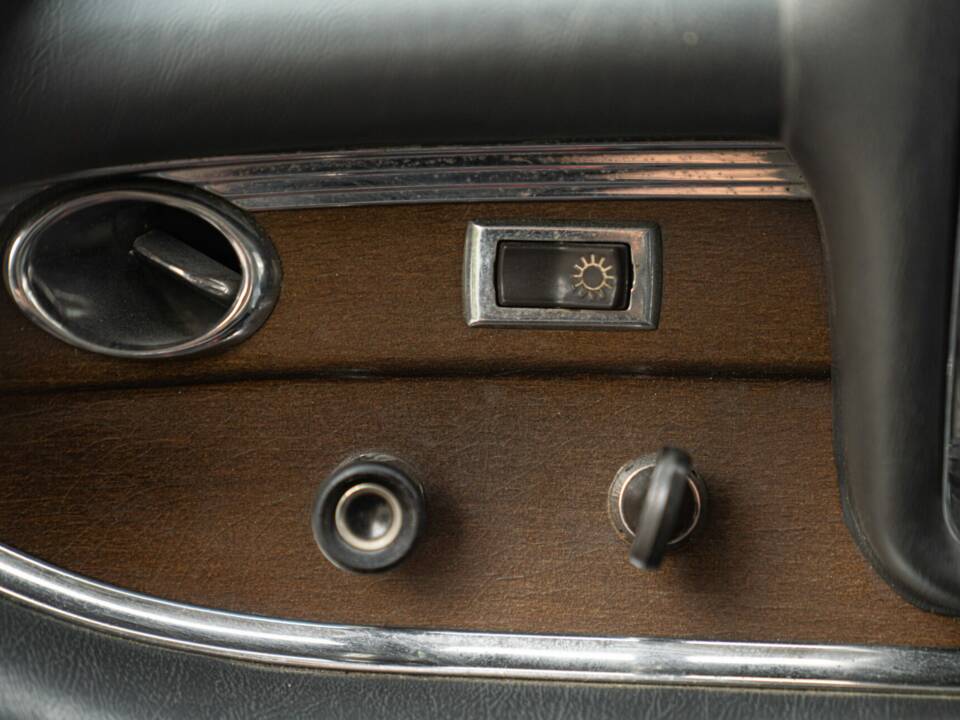 Imagen 39/50 de Mercedes-Benz 220 S (1967)