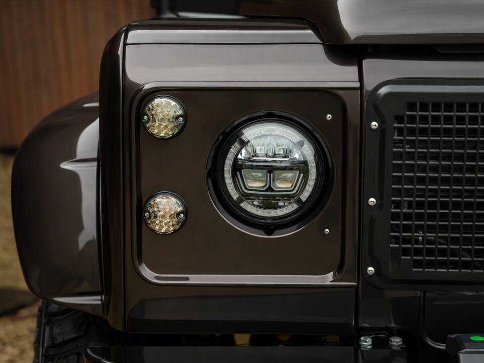 Image 7/38 of Land Rover 110 (1986)
