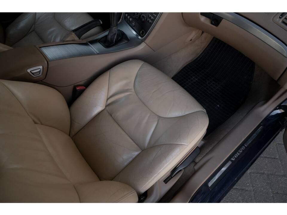 Image 31/43 of Volvo V 70 2.4 (2007)