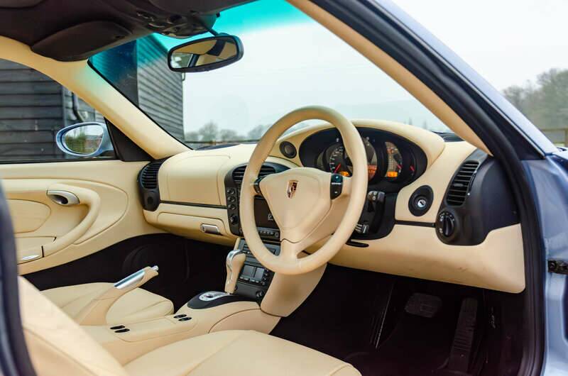 Image 2/17 of Porsche 911 Carrera 4S (2004)