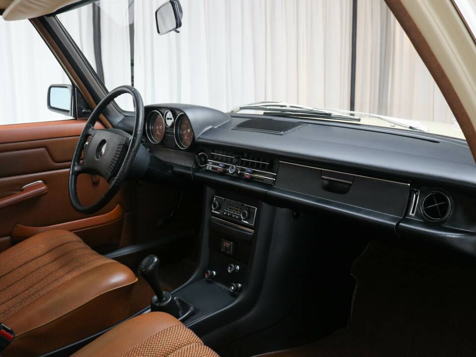 Image 8/14 of Mercedes-Benz 200 (1974)