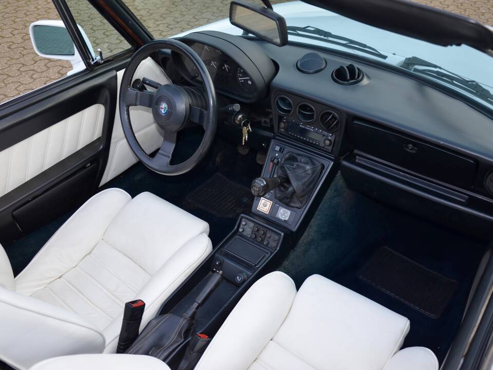 Immagine 11/18 di Alfa Romeo 2.0 Spider (1991)