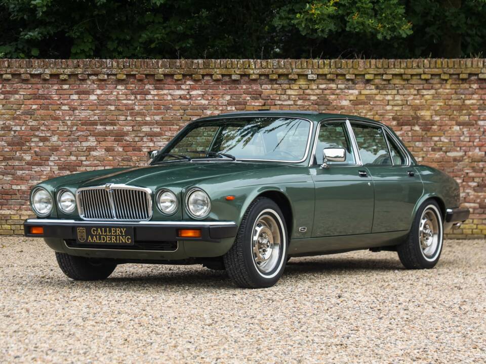 Image 22/50 of Jaguar XJ 6 4.2 (1985)