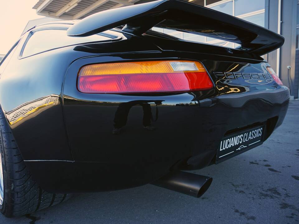 Image 22/67 of Porsche 928 S4 (1988)