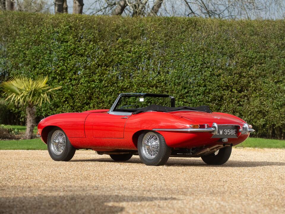 Image 7/50 de Jaguar E-Type (1967)