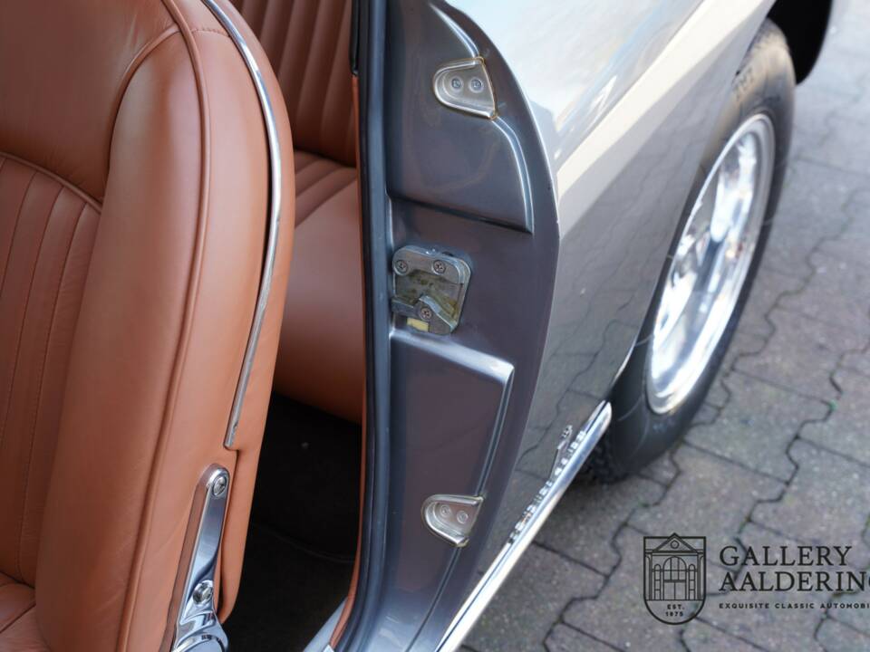 Image 45/50 de Ferrari 330 GT 2+2 (1965)
