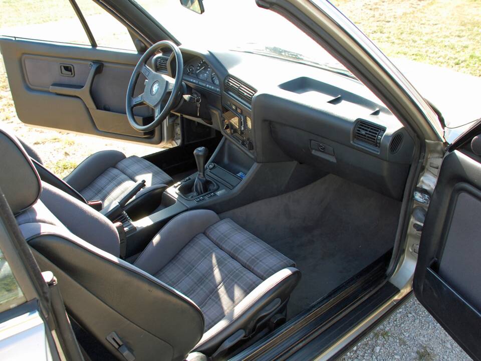 Afbeelding 16/25 van BMW 320i (1990)