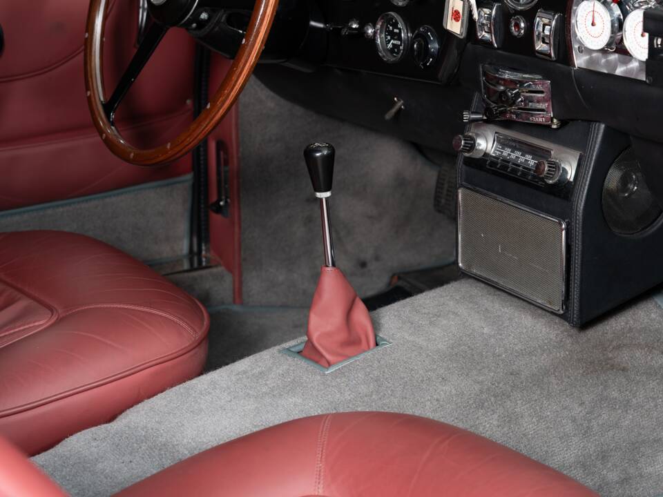 Bild 24/36 von Aston Martin DB 6 Vantage (1966)