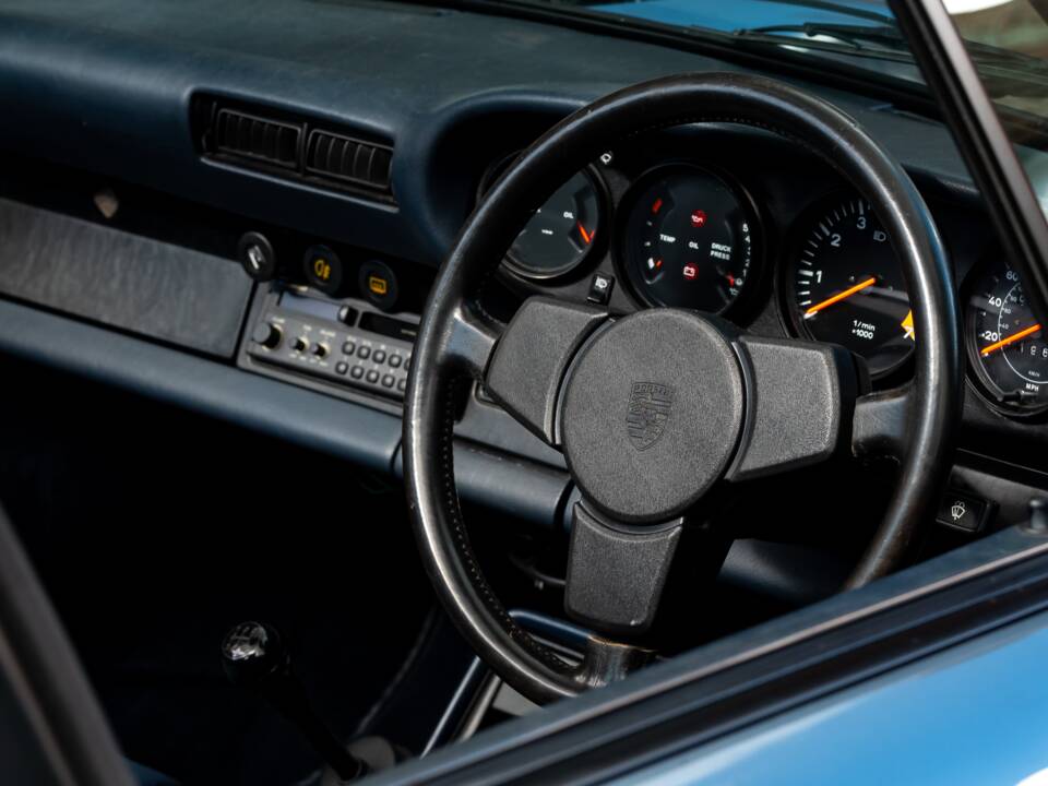 Image 43/47 of Porsche 911 Carrera 3.2 (1984)