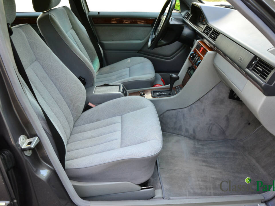 Bild 22/44 von Mercedes-Benz E 280 T (1994)
