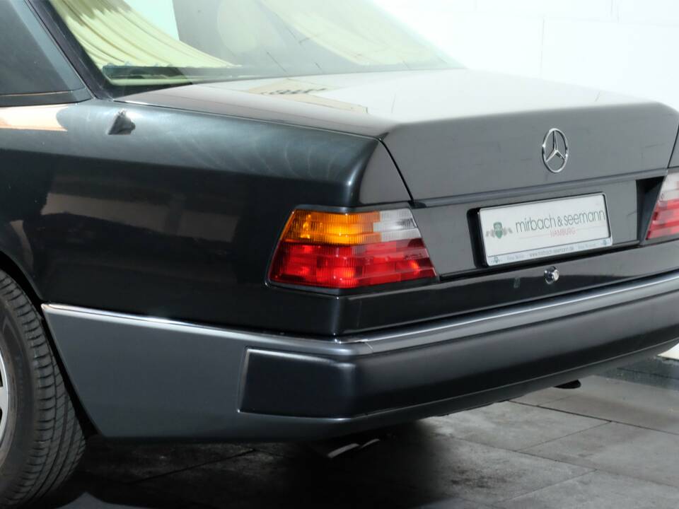 Image 24/32 de Mercedes-Benz 400 E (1991)