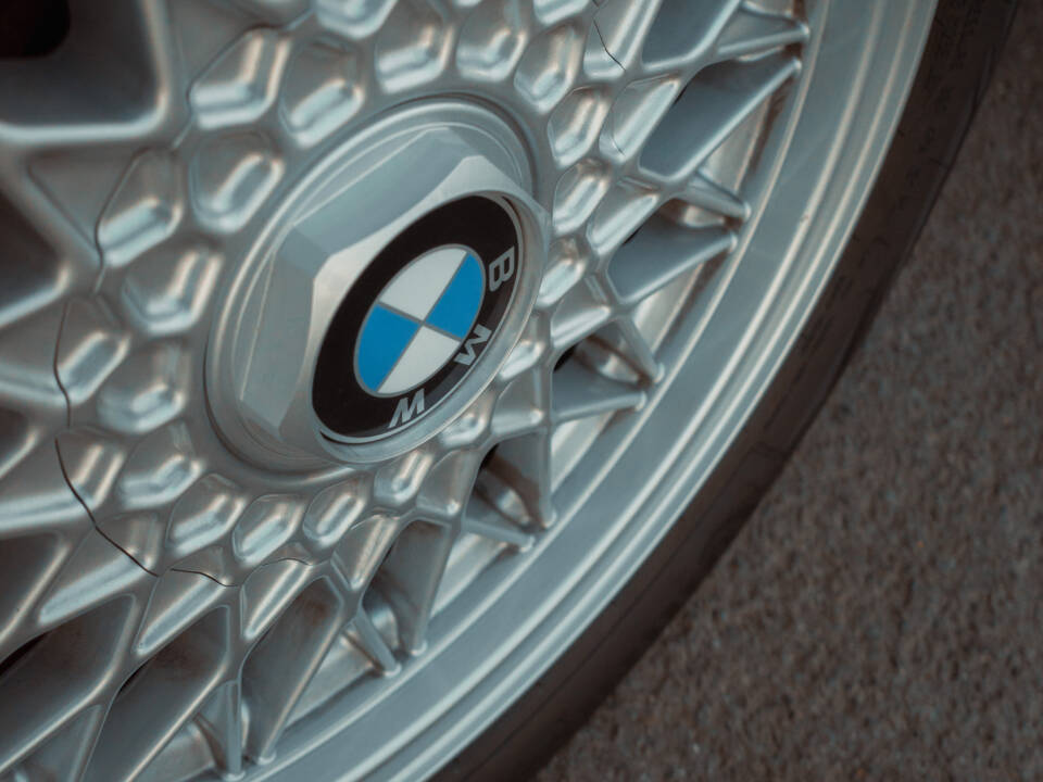 Image 11/42 of BMW 320is (1989)
