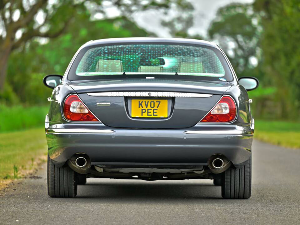 Image 13/50 of Jaguar XJ 8 4.2 (2007)