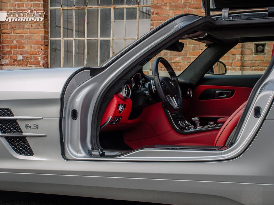 Afbeelding 15/18 van Mercedes-Benz SLS AMG (2011)