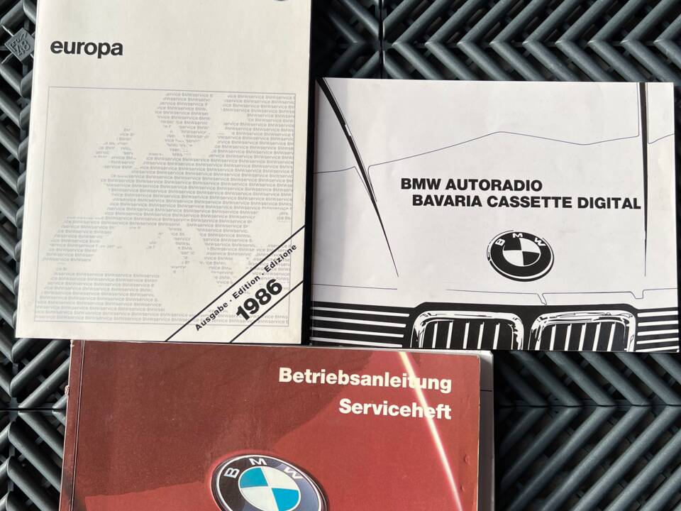 Bild 12/14 von BMW 318i (1986)