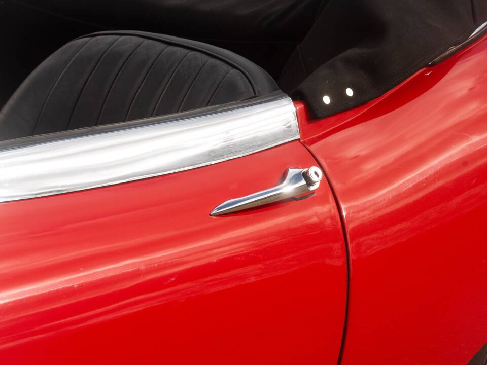 Image 22/50 de Jaguar E-Type (1967)