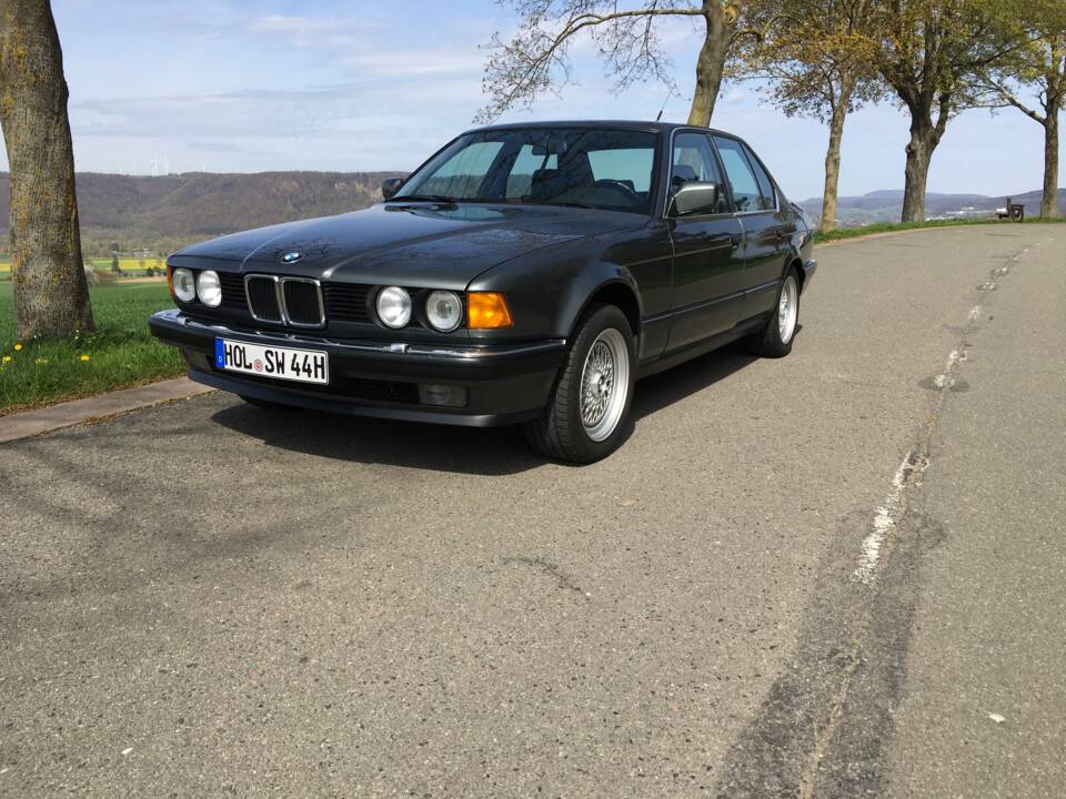 Image 19/22 of BMW 735i (1988)