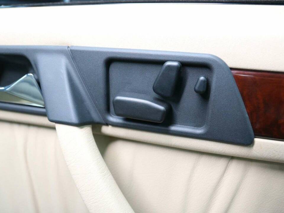 Bild 20/30 von Mercedes-Benz 300 CE-24 (1993)