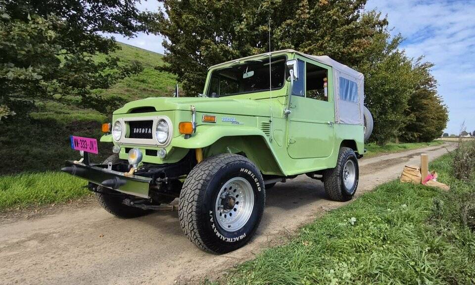 Image 3/5 of Toyota Land Cruiser FJ 40 (1975)