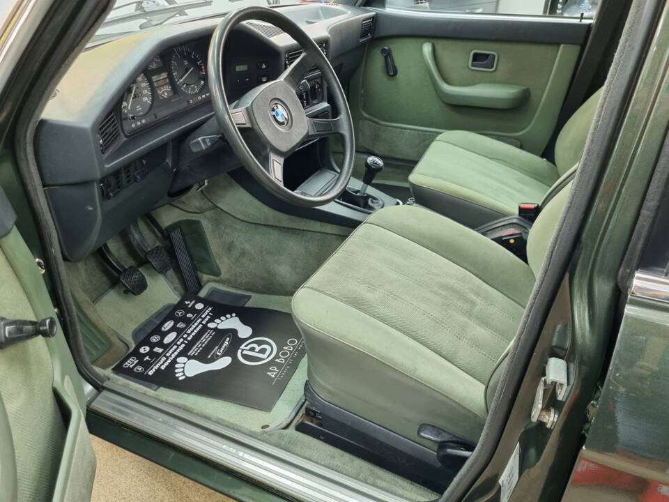Image 9/11 of BMW 525i (1983)