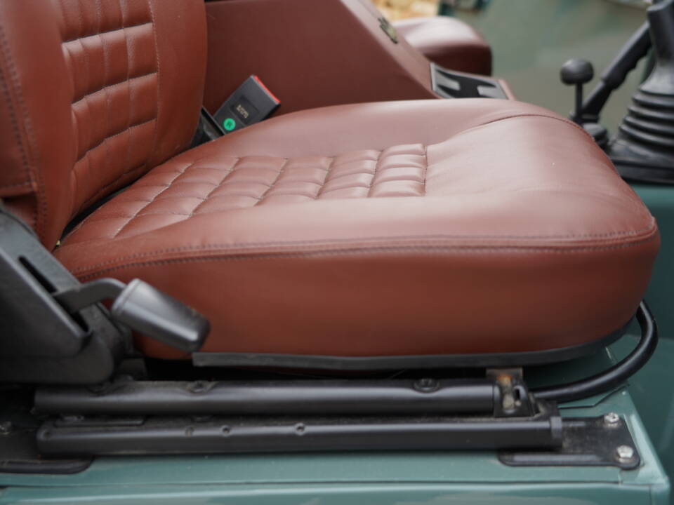 Bild 16/37 von Land Rover 90 (1987)