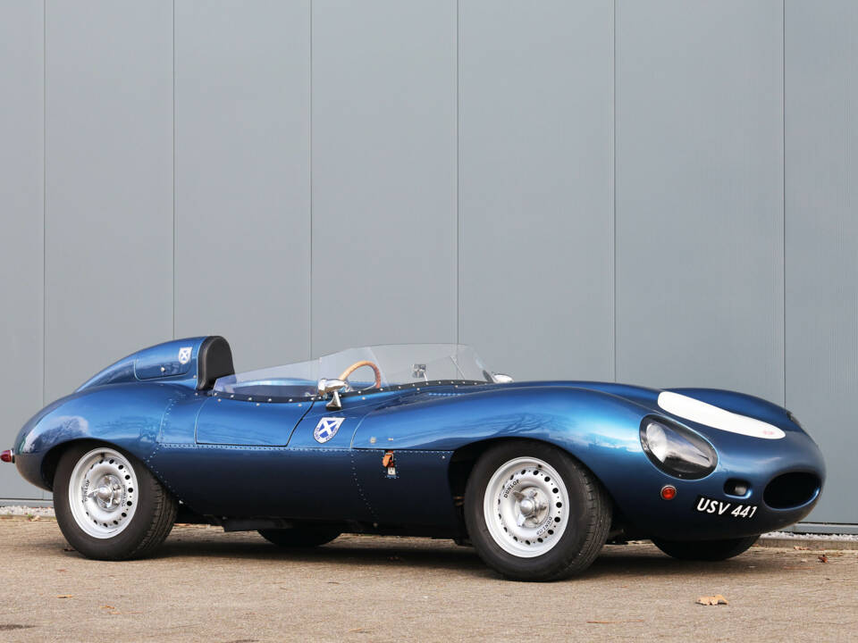 Image 4/60 of Jaguar D-Type (1967)