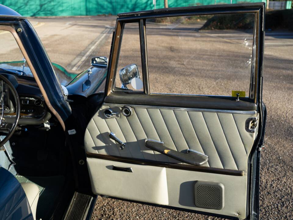 Image 21/29 de Mercedes-Benz 220 SE b (1966)