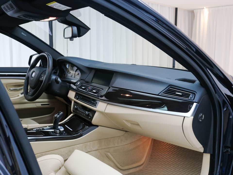 Image 11/24 of BMW 550i (2012)