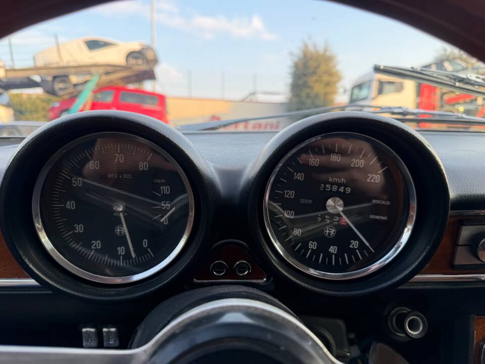 Image 22/27 of Alfa Romeo 1750 GT Veloce (1969)