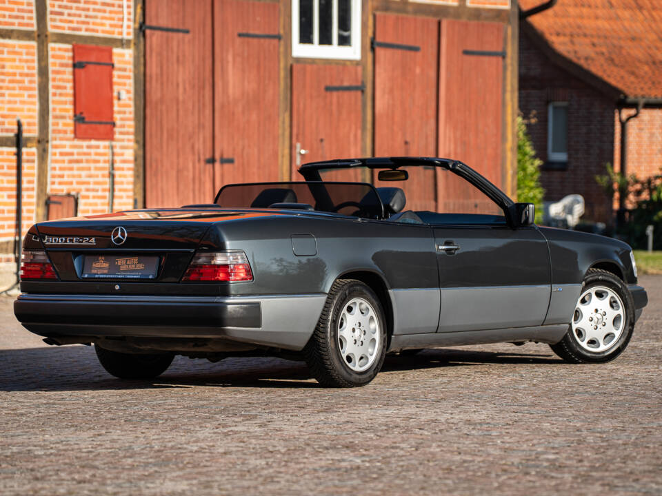 Image 14/44 de Mercedes-Benz 300 CE-24 (1993)