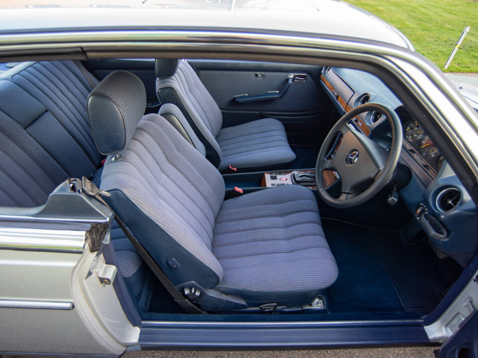 Immagine 11/28 di Mercedes-Benz 230 CE (1984)