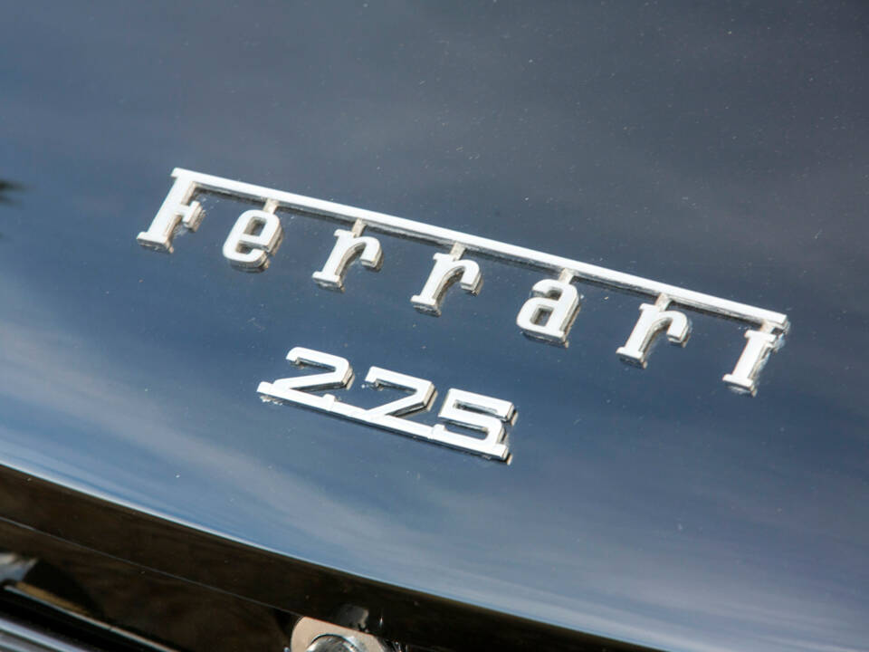 Image 34/46 de Ferrari 275 GTS (1965)