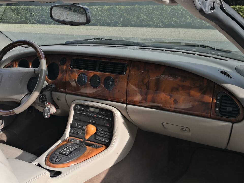 Image 23/36 of Jaguar XK8 4.0 (1998)