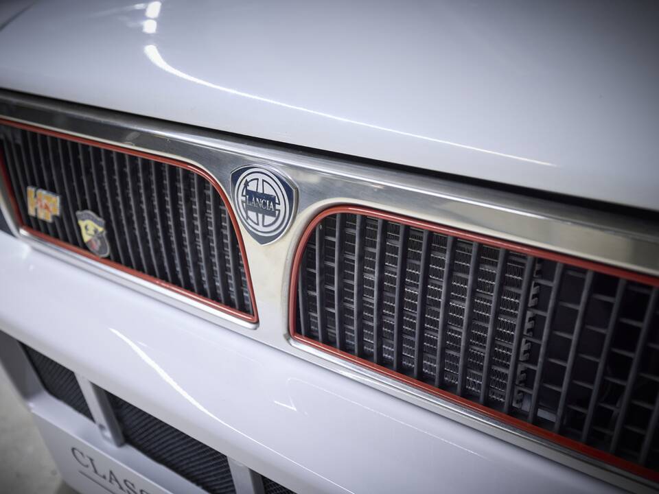 Image 50/93 of Lancia Delta HF Integrale Evoluzione I (1992)