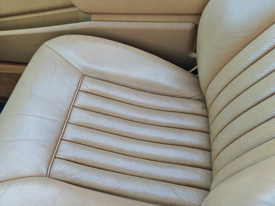 Image 31/42 of Mercedes-Benz 300 CE (1988)