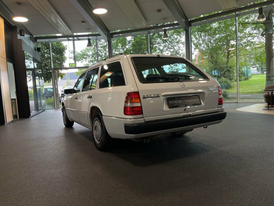 Imagen 11/22 de Mercedes-Benz 220 TE (1993)