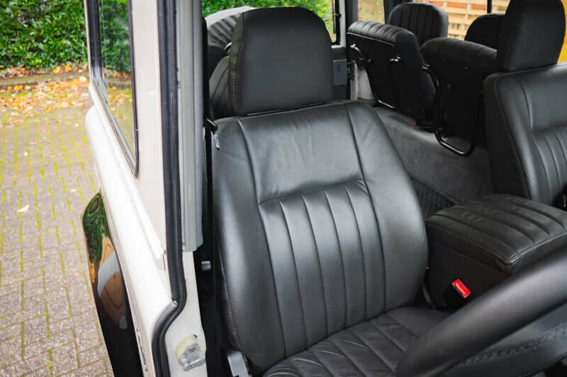 Image 37/41 of Land Rover Defender 90 "50th Anniversary" (1999)