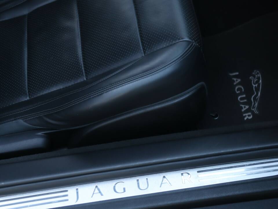 Image 24/50 of Jaguar XKR (2010)