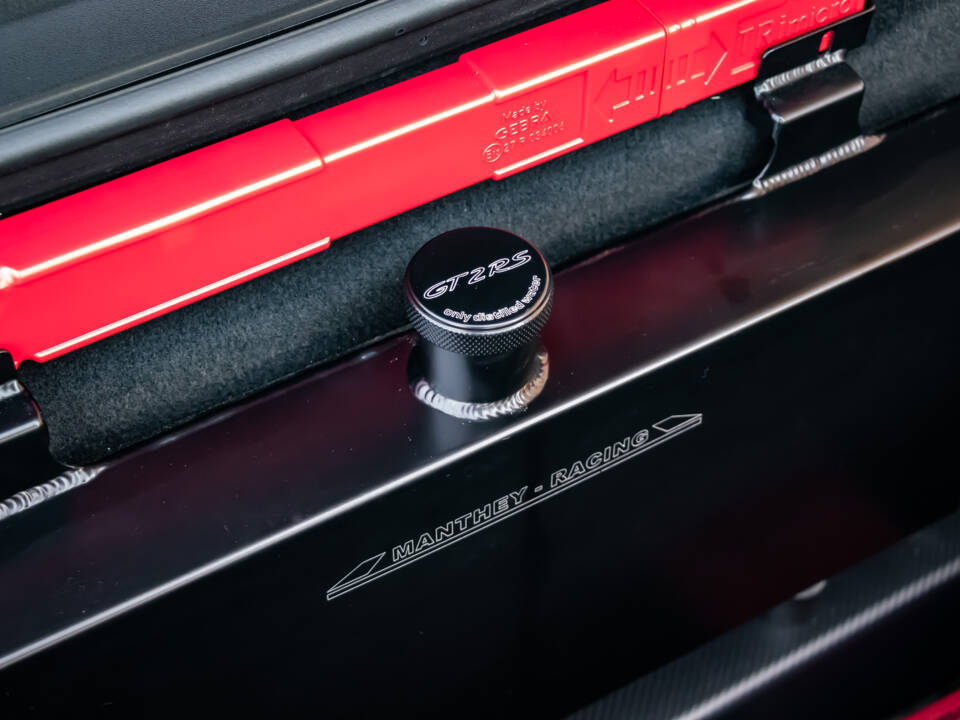 Image 46/50 of Porsche 911 GT2 RS Weissach (2018)