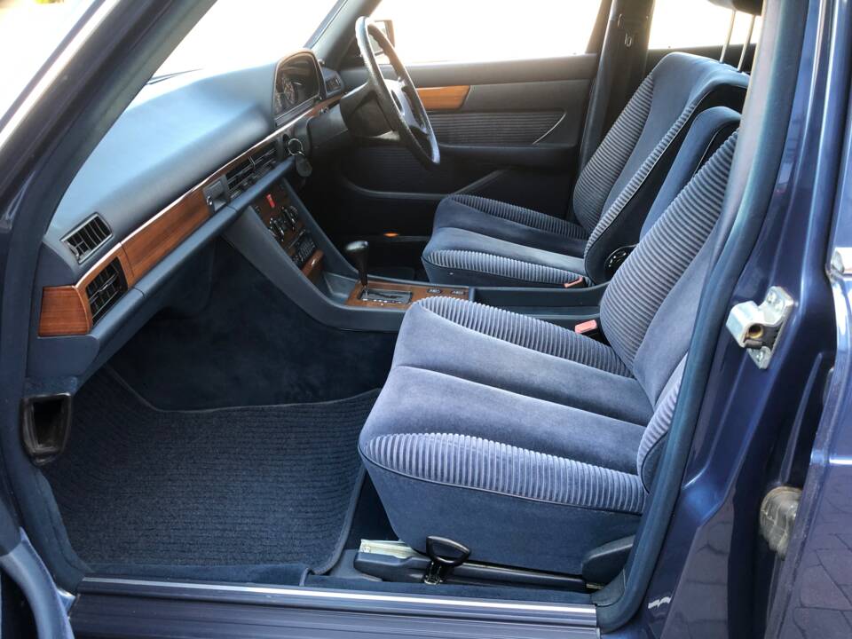 Image 13/13 of Mercedes-Benz 300 SE (1988)