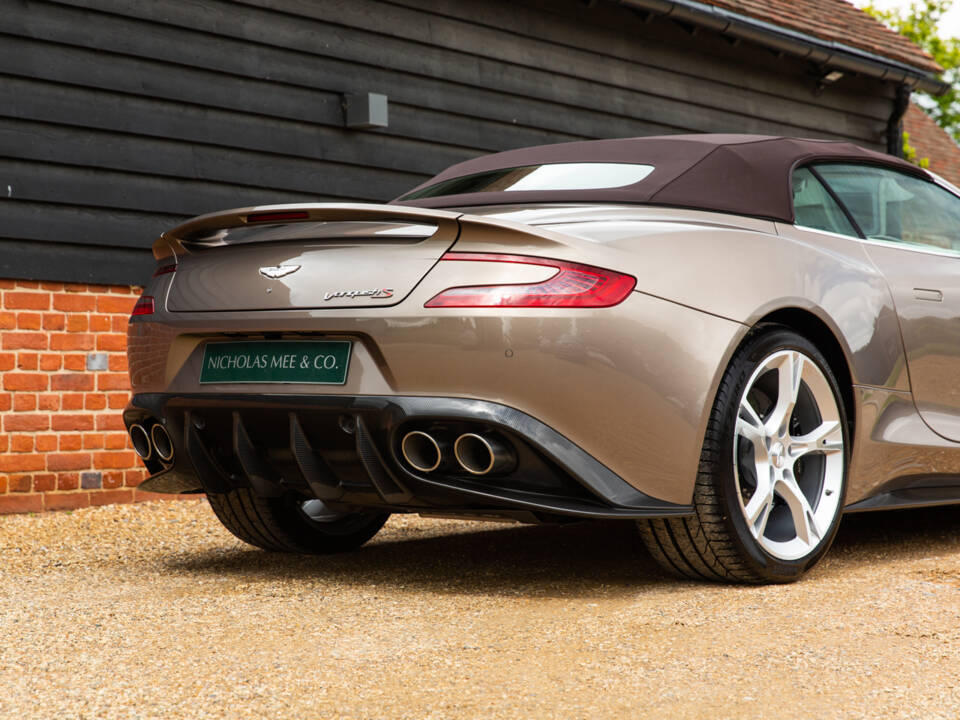 Image 39/97 of Aston Martin Vanquish S Volante (2018)